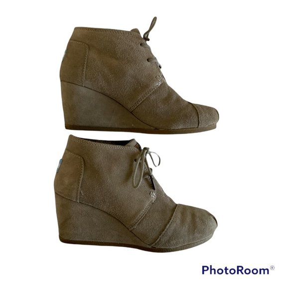 TOM’s desert taupe lace up wedge heel round toe ankle booties Size 7 - Picture 4 of 9